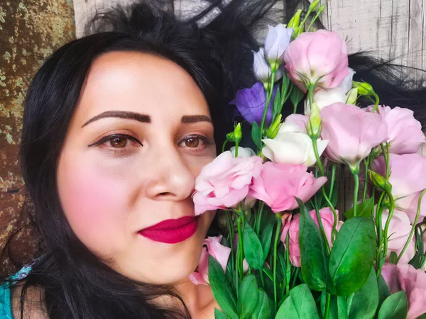 Portrait Femme Closeup Avec Des Fleurs Oestomacées Roses — Photo