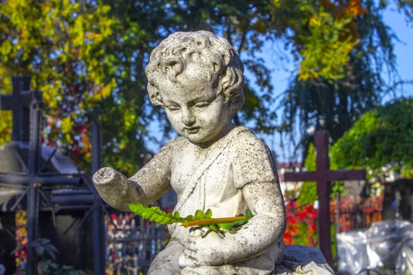 Decapitated Statue Child Kneeling Angel Arms Crossed Blue Sky Cemetery — Stock Photo, Image