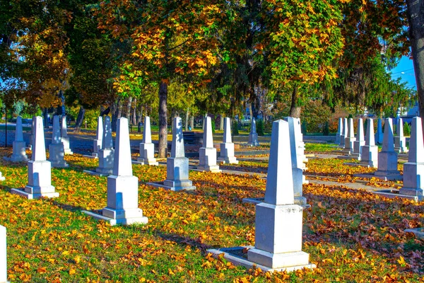 Tumbas Del Cementerio Militar Parque Otoño —  Fotos de Stock