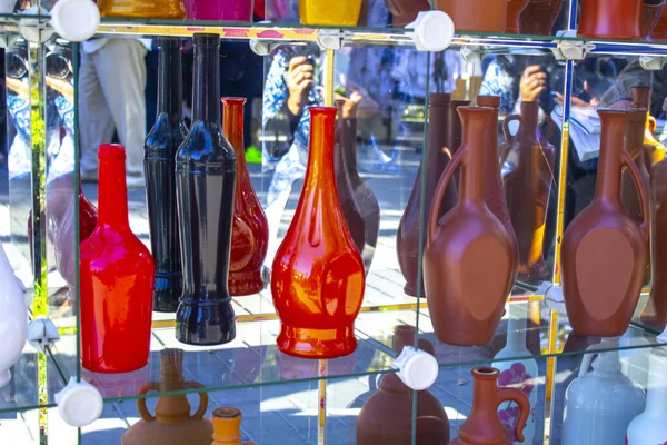 棚の上に立つ色ガラス瓶 — ストック写真