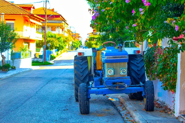 农场大街上的蓝色拖拉机 — 图库照片