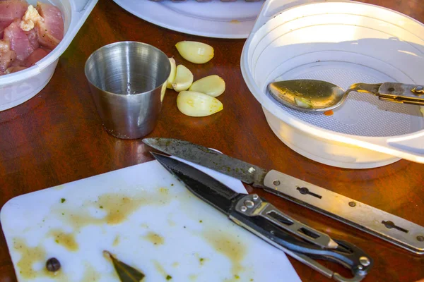 Kochen Tisch Essen Gerichte Auf Dem Campingplatz — Stockfoto