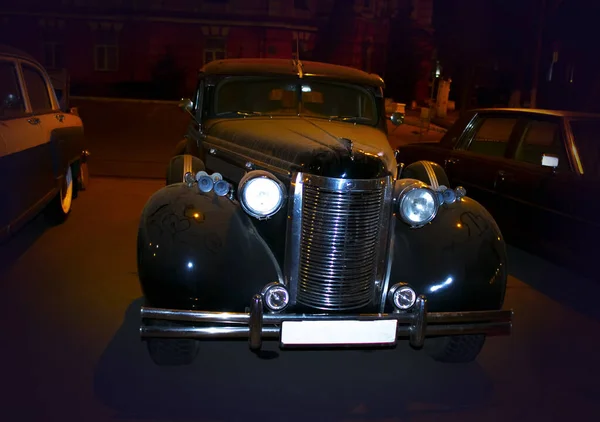 Vintage Voiture Dans Les Temps 40S Voiture Noire Dans Ville — Photo