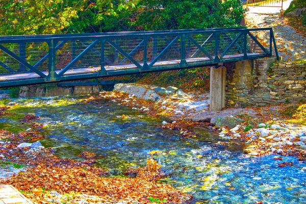 Most Pobliżu Rzeki Rozbryzgane Skały Jesienny Park — Zdjęcie stockowe