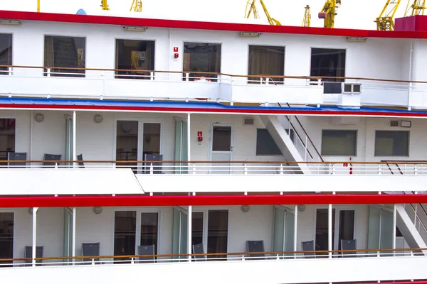 Vista Cerca Gran Crucero Balcones Sillas Una Serie Cientos Habitaciones — Foto de Stock