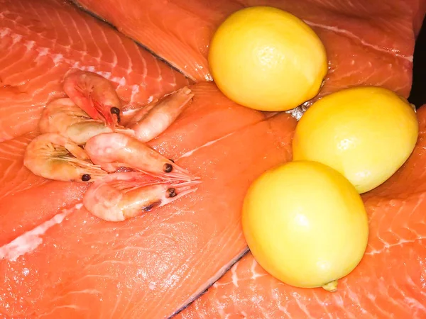 新鮮な海の幸鮭の赤魚 レモン — ストック写真