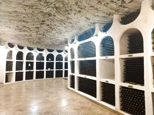 Garrafas Vinho Empoeirado Prateleiras Caves Adega — Fotografia de Stock