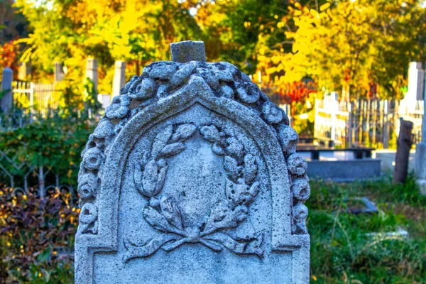 緑の植物の間で墓地の墓石 墓地にある古い墓 晴れた日の秋にゴシック様式の墓石 — ストック写真