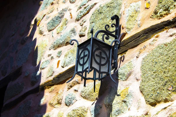 Kovová Lucerna Starověké Zdi Cihly — Stock fotografie