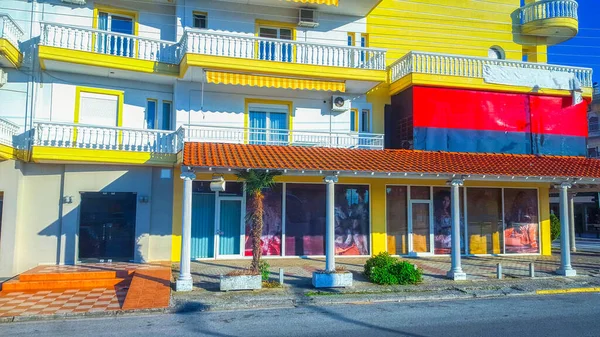 Edifício Amarelo Com Janelas Varanda Exterior — Fotografia de Stock