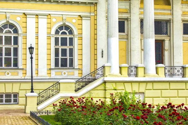 Fragment Van Gele Muur Van Een Oud Herenhuis Versierd Met — Stockfoto