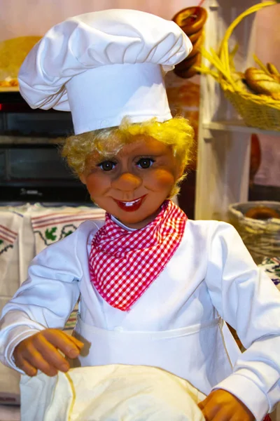 Sedikit Memasak Atau Boneka Koki Kecil Memegang Roti Yang Lucu — Stok Foto