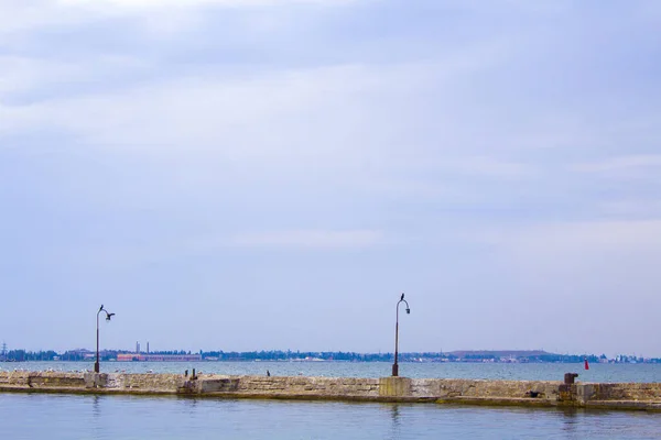 Dilapiderad Gammal Fiskebrygga Som Kollapsar Havet Vandringsleder Strandpromenaden — Stockfoto