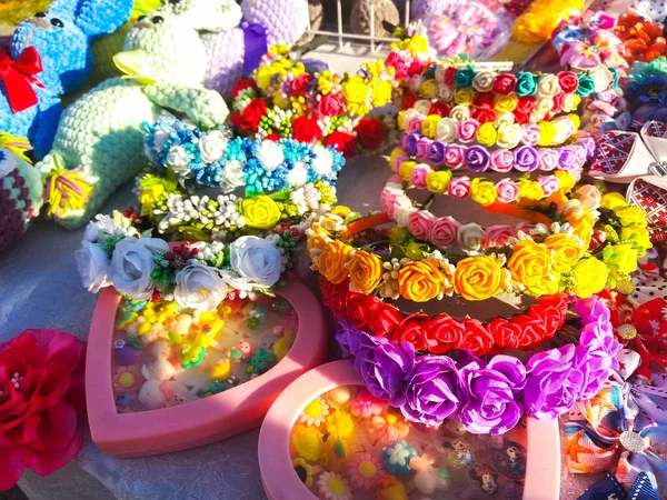 Hordas Cabeza Mujeres Coloridas Hechas Con Flores Artificiales Multicolores Productos — Foto de Stock