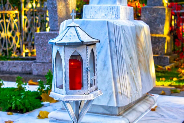 坟场内的古迹及蜡烛 — 图库照片