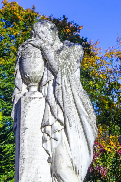 Estátua Anjo Ajoelhado Com Braços Cruzados Contra Céu Azul Lápide — Fotografia de Stock