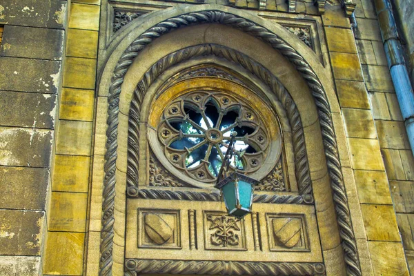 Eski Bir Fantezi Penceresinin Önü Cam Mozaikli Taş Duvar Mimarinin — Stok fotoğraf