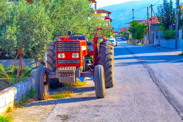 Červený Traktor Silnici Farma — Stock fotografie