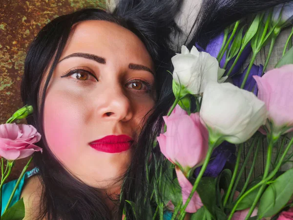 Portrait Femme Closeup Avec Des Fleurs Oestomacées Roses — Photo