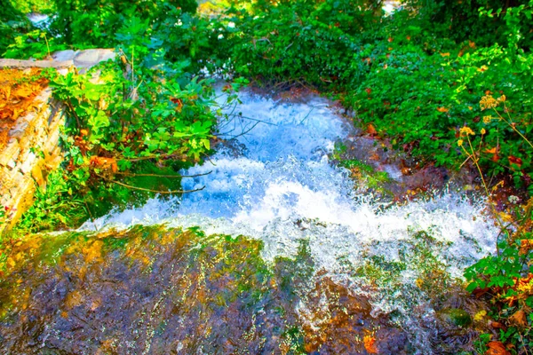 Rzeka Górska Kaskadowy Wodospad Rozpryski Skał — Zdjęcie stockowe