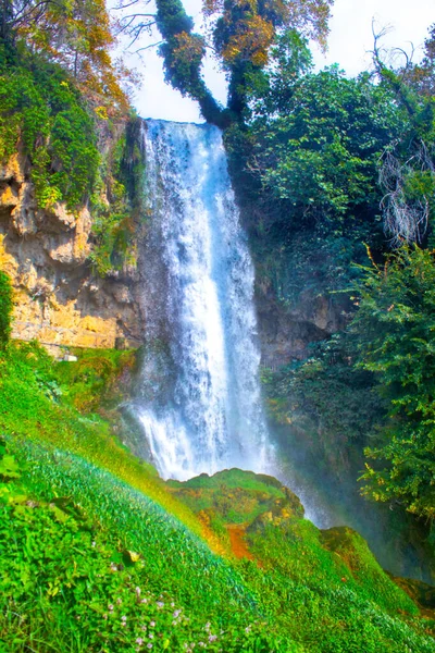 Grécia Bela Cachoeira Grande Respingo Rochas — Fotografia de Stock