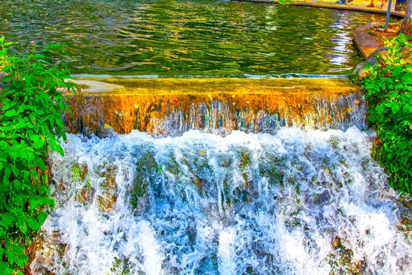 Görögország Gyönyörű Vízesés Fröccsenő Sziklák — Stock Fotó