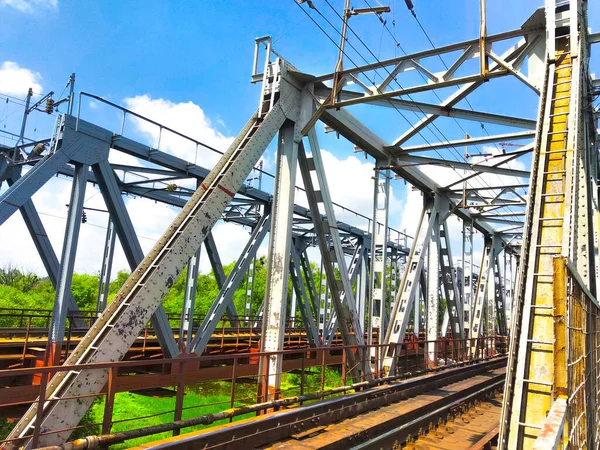 Eisenbahnbrücke Aus Metall Auf Nieten — Stockfoto