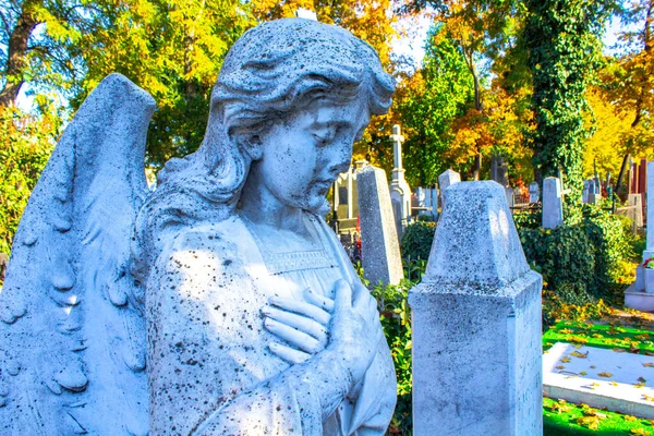 Estátua Anjo Ajoelhado Com Braços Cruzados Contra Céu Azul Lápide — Fotografia de Stock