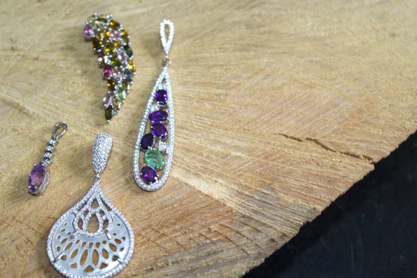 Yakın Plan Gümüş Süs Mücevherleri Doğal Değerli Taşlar Kristaller — Stok fotoğraf