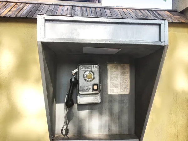 Encerramento Old Grungy Public Payphone — Fotografia de Stock