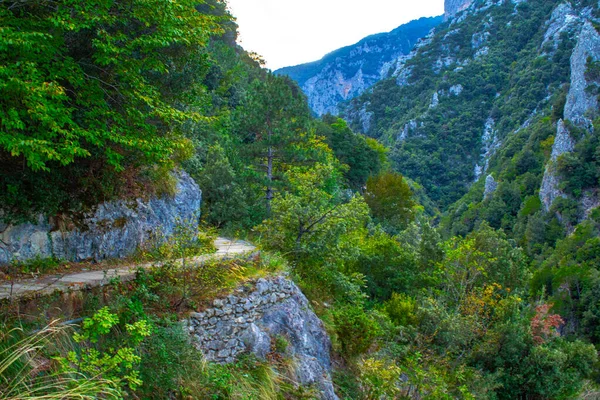 Sendero Sinuoso Las Escarpadas Montañas —  Fotos de Stock