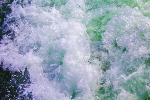 Красивая Голубая Вода Озера Отражающим Солнечным Светом Начинается Поверхность Морской — стоковое фото