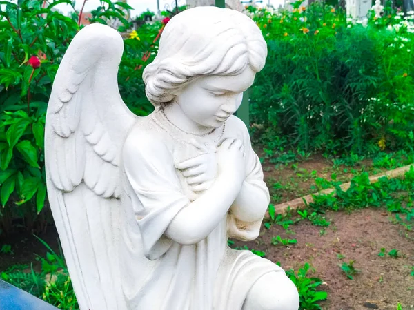 Древняя Статуя Белого Ангела Парке — стоковое фото