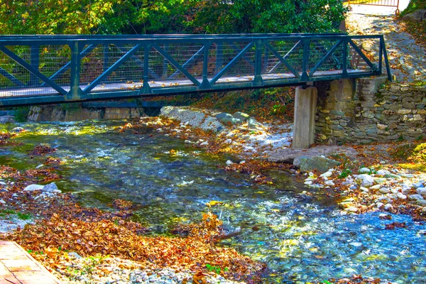 スプラッシュ岩 秋の公園の近くの橋 — ストック写真