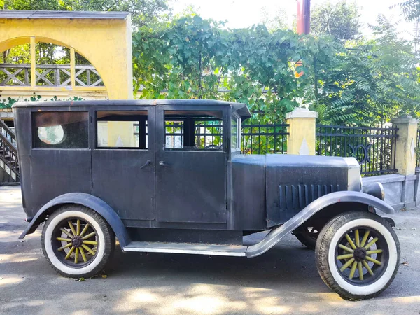 美しい光沢のある古いモデルの黒い車 — ストック写真