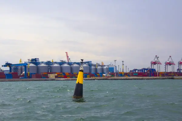 Een Gele Boei Een Rustig Wateroppervlak Waarschuwingsbord Het Water Een — Stockfoto