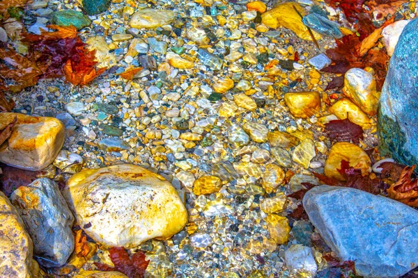 Respingo Água Rio Com Pedras Folhas Bordo Outono — Fotografia de Stock