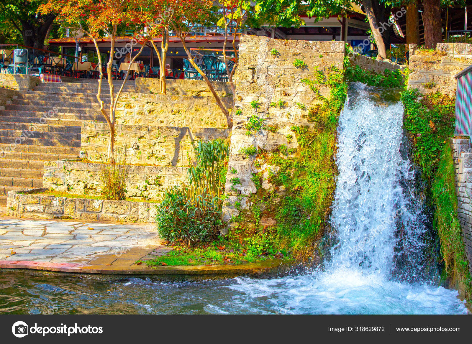 Vista de la fuente en un jardín — Foto de stock © fatamorgana-999