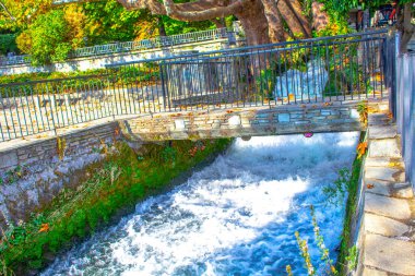 Doğal parktaki nehrin üzerindeki eski taş köprü. Güzel çağlayan şelale 