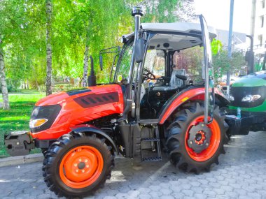 Modern tekerlekli tarım traktörü tarım endüstrisi fuarında