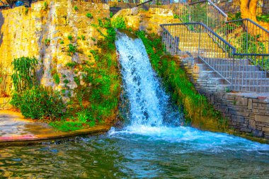 Güzel çağlayan şelale, doğal parktaki iver.. 