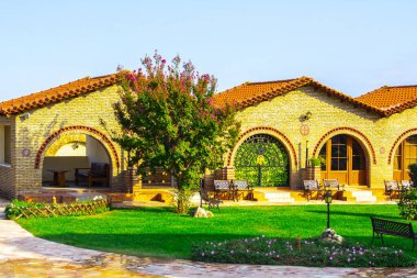 Eski sarı kemerli tuğla duvar binası, bahçe evi manzarası