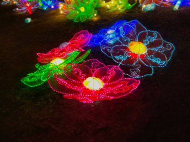 Parlayan güzel yapay çiçekler. bahçe ışığı kurulumları