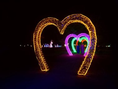Sevgililer Günü 'nü kutlamak için ışıkları karartmak ya da gecenin karanlığında düğün, kalp şeklinde bir demet ışık, aşıklar için çelenk.