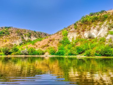  Dinyester Nehri 'nin sakin su yüzeyi ve açık yaz mevsiminde tepenin kara ufkuyla manzara
