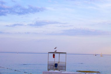 Denize yakın kumsaldaki kurtarma noktasında cankurtaran var. 