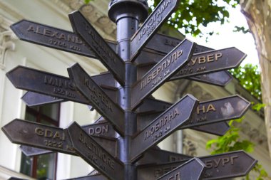 Metal sokak levhası, dünyanın dört bir yanındaki büyük şehirleri gösteren tabela.