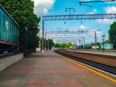 Güneşli bir günde kıvrımlı bir demiryolu