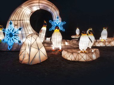  Kışın fener pinguineleri. bahçe ışığı dekorasyonu