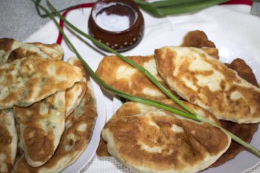 Beyaz tabakta patatesli hamur işlerinden ev yapımı köfteler. Rumen mutfağı